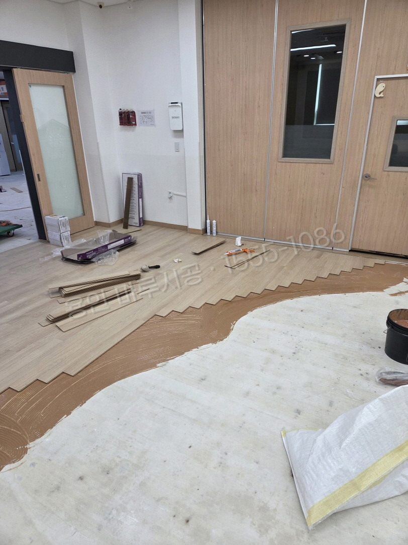 용인 기흥구 하갈동 바닥공사 마루시공업체 동화 나투스진 퓨어베이지 강마루 시공 중